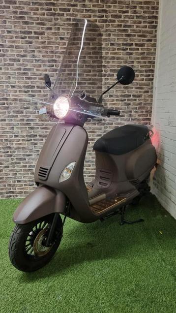 zeer nette ZNEN Lion snorscooter 2018! Laag km beschikbaar voor biedingen