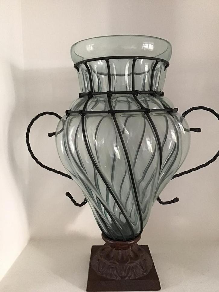 Grote decoratieve vaas met smeedijzeren frame en voet, Huis en Inrichting, Woonaccessoires | Vazen, Zo goed als nieuw, Overige kleuren