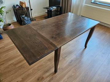 Eettafel met verlengstuk beschikbaar voor biedingen