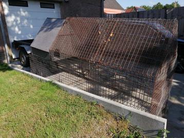 Konijnenhok met ren beschikbaar voor biedingen