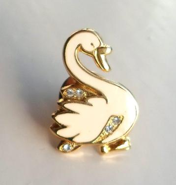 Pin Zwaan met glittersteentjes. Goudkleurig.  beschikbaar voor biedingen