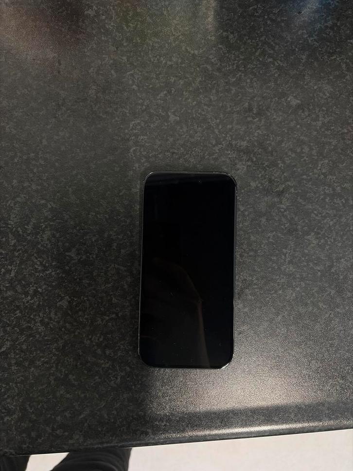 iPhone 15 - 128GB werkt goed alleen veel schade achterkant, Telecommunicatie, Mobiele telefoons | Apple iPhone, Gebruikt, 128 GB