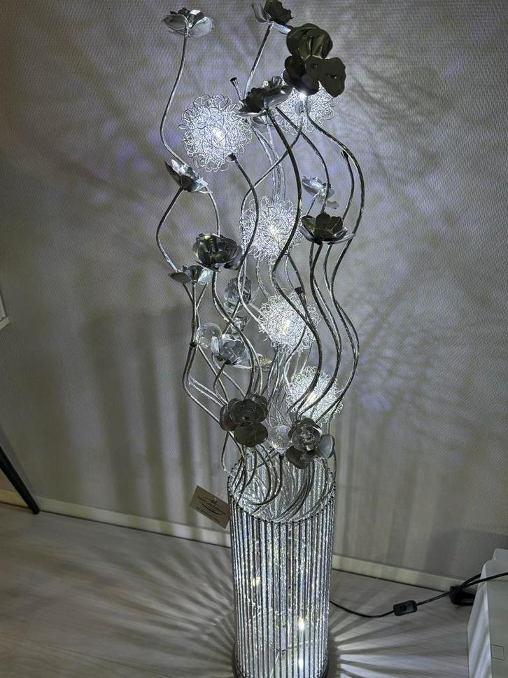 Moderne Staande Lamp met Bloemen Design, Huis en Inrichting, Lampen | Vloerlampen, Zo goed als nieuw, 150 tot 200 cm, Metaal, Ophalen