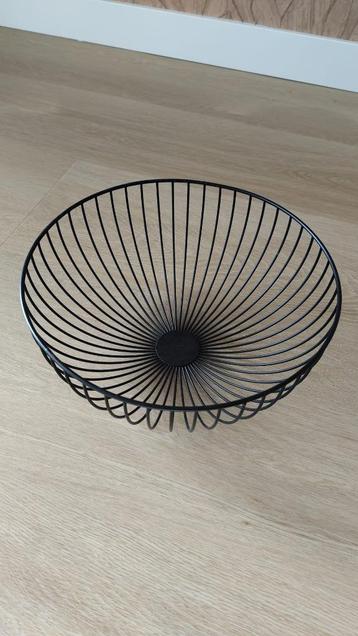 Zwarte metalen fruitschaal – modern design beschikbaar voor biedingen