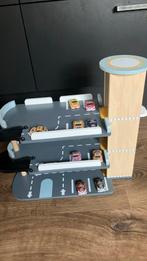 Houten garage met lift en zak vol autootjes, Kinderen en Baby's, Speelgoed | Houten speelgoed, Ophalen of Verzenden, Zo goed als nieuw