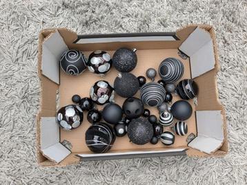 Set prachtige kerstballen zwart/zilver! 32 stuks! beschikbaar voor biedingen