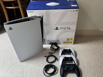 PlayStation 5 + 3 Controllers beschikbaar voor biedingen