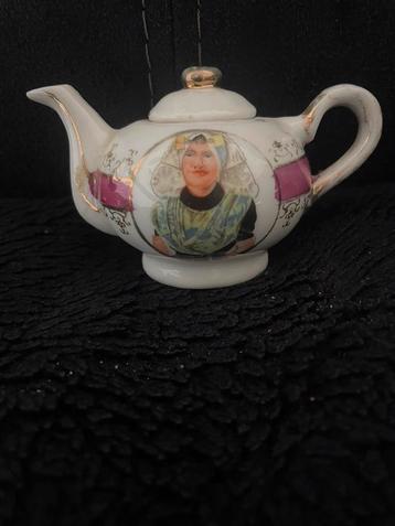 Oud Kinderservies Theepotje met Vrouw in Klederdracht beschikbaar voor biedingen