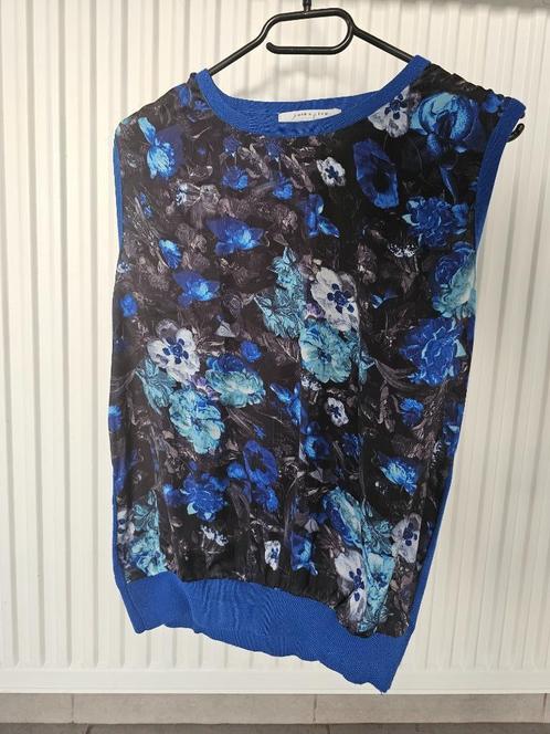 blauw topje met bloemenprint, Kleding | Dames, Tops, Gedragen, Maat 38/40 (M), Blauw, Zonder mouw, Ophalen of Verzenden