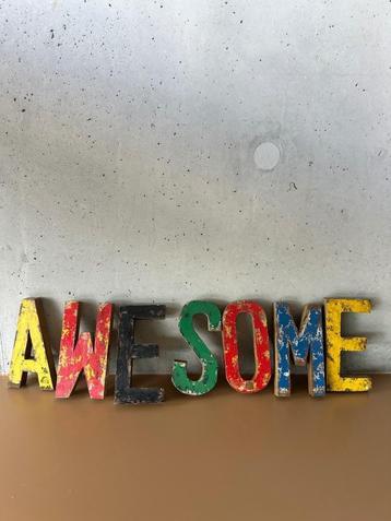Woood letters met woord Awesome beschikbaar voor biedingen
