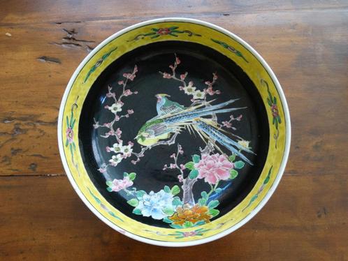 Kom of hoge schaal, Japan,  2 vogels op zwart, gele rand, Antiek en Kunst, Antiek | Porselein, Ophalen of Verzenden
