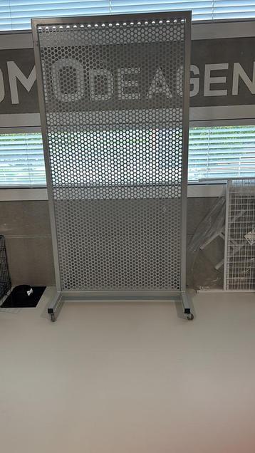 Raster presentatierek op wielen 1m bij 2 m beschikbaar voor biedingen