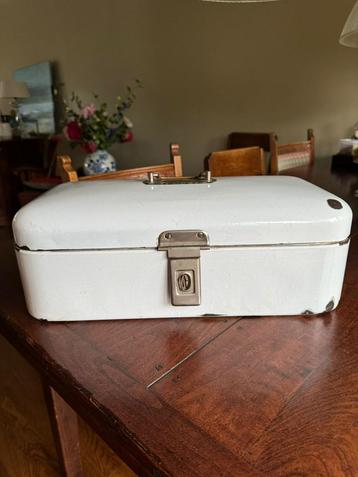 Vintage broodtrommel beschikbaar voor biedingen