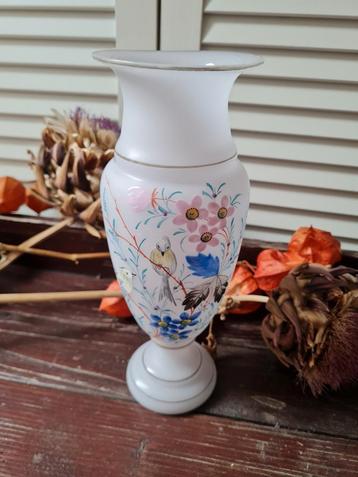 Opaline Vaas met Vogeldecoratie beschikbaar voor biedingen