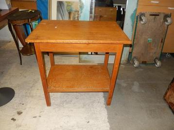 Leuke vintage bijzettafel beschikbaar voor biedingen