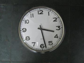 Hele mooie klok van het merk Quartz beschikbaar voor biedingen