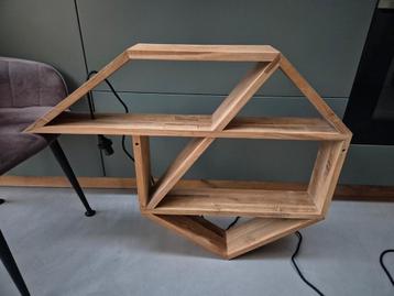 Houten wandrek met geïntegreerde lamp. beschikbaar voor biedingen