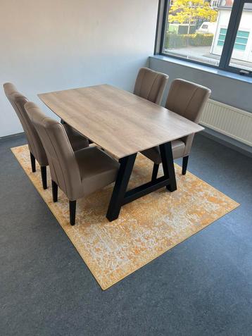 Eetkamertafel + 4 stoelen + vloerkleed beschikbaar voor biedingen