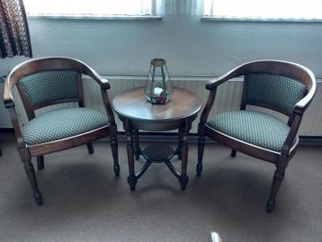 Twee stoelen met tafeltje
