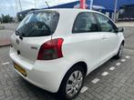 Toyota Yaris 1.0 12V Vvt-i 3DR Terra 2007 Wit, Auto's, Voorwielaandrijving, 970 kg, Elektrische ramen, Wit