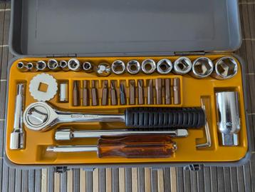 Gereedschap Sleutelset (In gde staat) In metalen doos beschikbaar voor biedingen