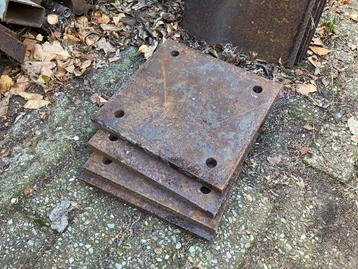 Stalen platen 30x30 cm en 34x34 cm beschikbaar voor biedingen