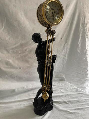 Antieke Vrouw God Klok beschikbaar voor biedingen