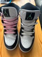 Jordan 1 mid (green glow), Ophalen of Verzenden, Zo goed als nieuw, Schoenen