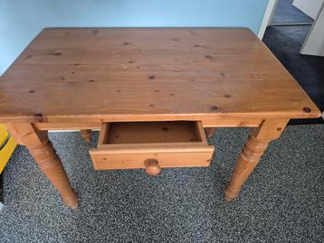 Oud-grenen tafel met lade beschikbaar voor biedingen