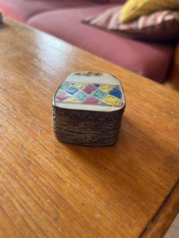 Antiek Pillendoosje met Geometrisch Patroon Deksel Metalen D beschikbaar voor biedingen