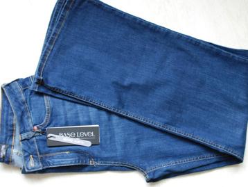 Base Level Curvy Flare - Maat X-0 (maat 42) beschikbaar voor biedingen