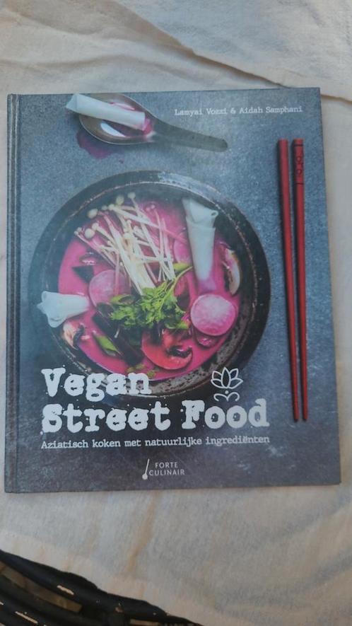 Lamyai Vozzi - Vegan street food kookboek, Boeken, Kookboeken, Zo goed als nieuw, Azië en Oosters, Ophalen of Verzenden