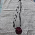 Ketting met hanger in bordeauxrood., Overige kleuren, Verzenden, Zo goed als nieuw, Overige materialen
