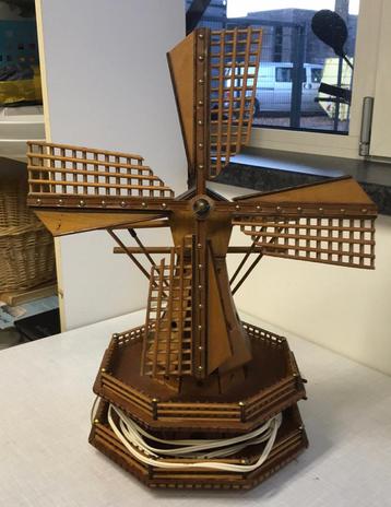verlichte houten molen opwindbaar, muziekdioos elektrisch beschikbaar voor biedingen