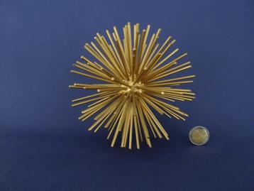 Metalen bol - goudkleurig - decoratief beschikbaar voor biedingen