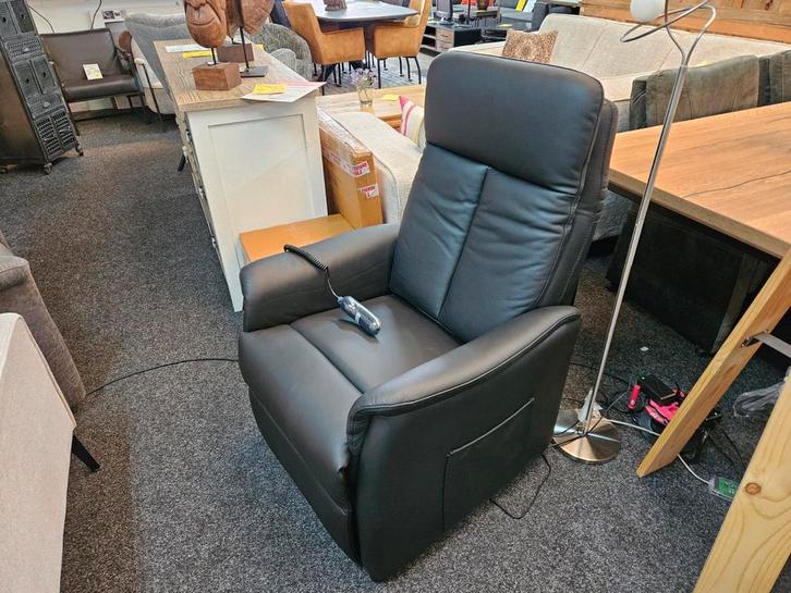 Relax ( Elektrisch ) Sta-Op Lederen Fauteuil zwart NIEUW, Huis en Inrichting, Fauteuils, Nieuw, Leer, 50 tot 75 cm, 75 tot 100 cm