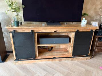 Mangohouten dressoir beschikbaar voor biedingen