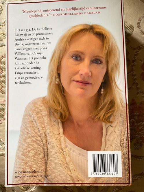 Simone van der Vlugt - Rode sneeuw in december, Boeken, Historische romans, Zo goed als nieuw, Verzenden