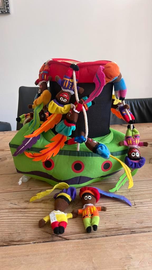 Stoomboot van de plus compleet 14 zwarte piet magneetjes, Diversen, Sinterklaas, Zo goed als nieuw, Ophalen
