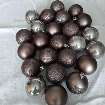 kunststof kerstballen brons en ecru beschikbaar voor biedingen