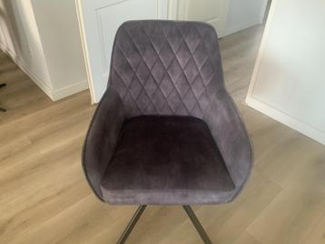 Eetkamer stoelen beschikbaar voor biedingen