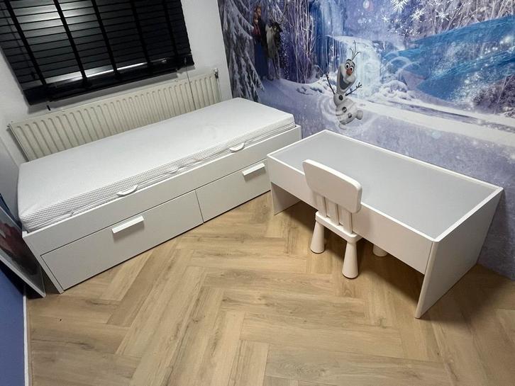 Kinderbed 200x90 + Matras & Speeltafel met Stoel, Kinderen en Baby's, Kinderkamer | Tafels en Stoelen, Gebruikt, Tafel(s) en Stoel(en)