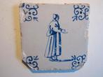 een antieke wandtegel met een vrouw in klederdracht., Antiek en Kunst, Antiek | Wandborden en Tegels, Ophalen of Verzenden