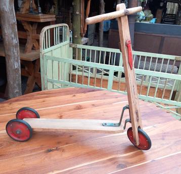 Vintage houten stepje beschikbaar voor biedingen