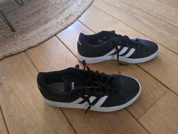 Adidas leren schoenen  beschikbaar voor biedingen