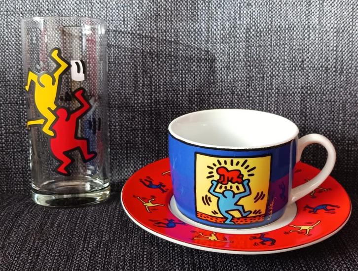 Keith Haring glas en kop en schotel, Huis en Inrichting, Keuken | Servies, Zo goed als nieuw, Kop(pen) en/of Schotel(s), Overige stijlen