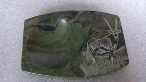 ASBAK ~ Halfedelsteen Groene VERDITE ~ Justie Mashile 1985, Verzamelen, Mineralen en Fossielen, Mineraal, Ophalen of Verzenden