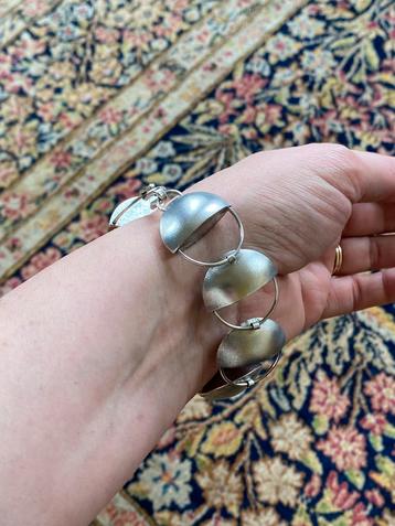 Mat zilveren armband gemaakt door edelsmid beschikbaar voor biedingen