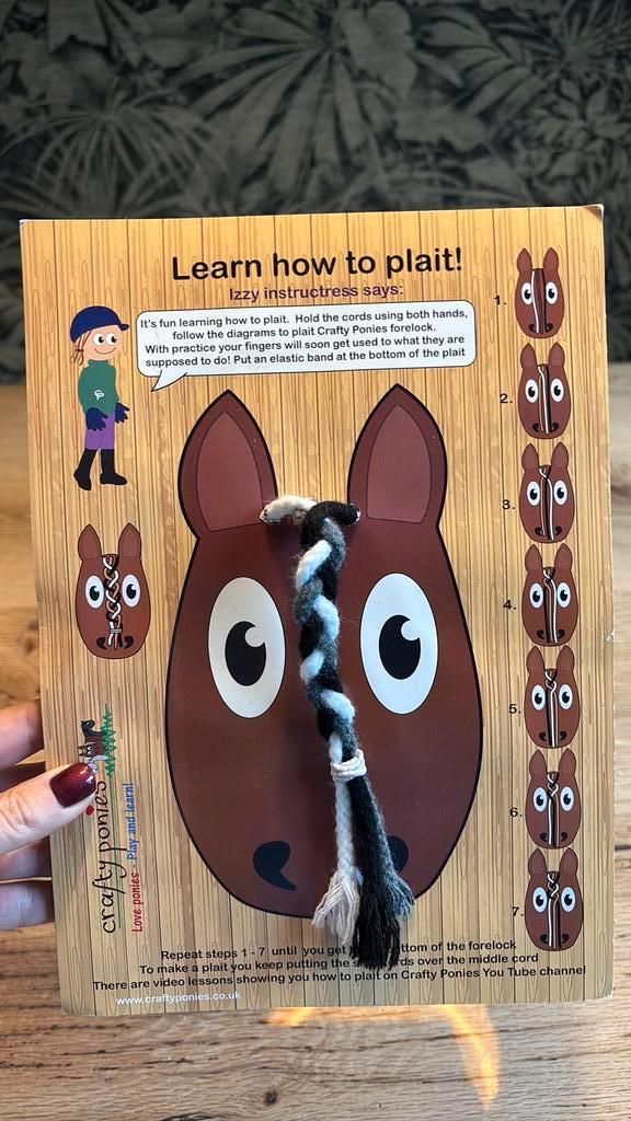 Crafty Ponies | “bord” leren vlechten | nieuwstaat, Kinderen en Baby's, Speelgoed | Knuffels en Pluche, Zo goed als nieuw, Overige typen