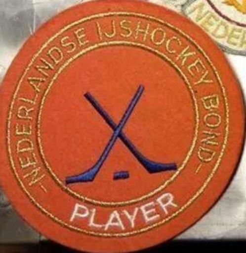 Gezocht ijshockey embleem Nederlandse IJshockey Bond Player, Sport en Fitness, IJshockey, Zo goed als nieuw, Overige typen, Ophalen of Verzenden